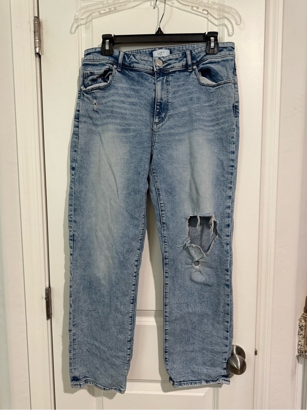 The loft size 10 women’s distressed ripped jeans- super cute curvy straight